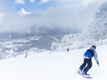*スノーボード(イメージ)／グランディ羽鳥湖スキー場は当館から車で約20分