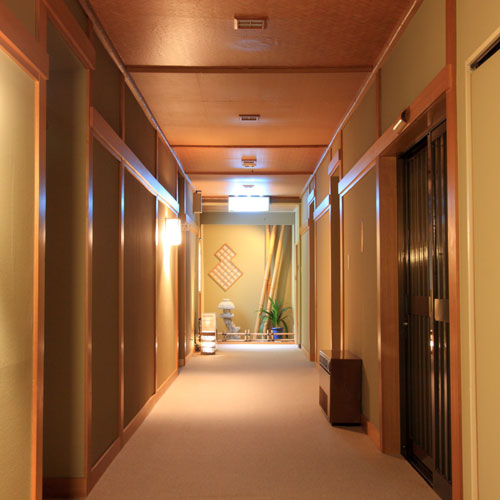 *落ち着いた雰囲気の館内。北海道の木材が随所に使用されております。