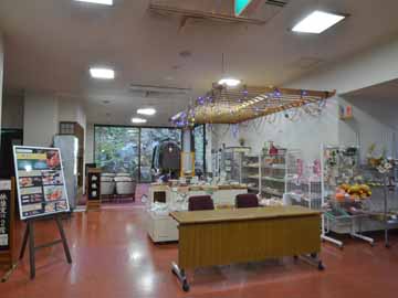 ご家族やご友人にお土産はいかがですか?お部屋でのおやつや夜食もございます