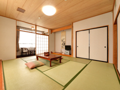 *和室10畳（客室一例）/畳の香りがほのかに薫るお部屋でのんびりとお寛ぎください。