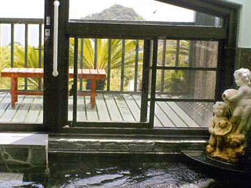 展望風呂から鴨川松島が一望。お湯は、ミネラル温泉（人工温泉）を使っています。