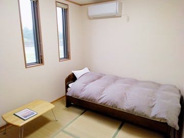 *部屋一例：和室4.5畳（101)／和室にベッドのお部屋です。足を伸ばしておくつろぎください。
