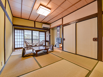 *【客室一例／本館】あたたかい光が差し込む和室のお部屋。