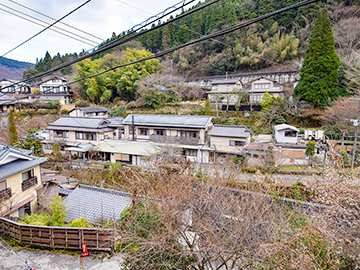 *【お部屋からの眺め／本館】四季折々の山里の風景をお楽しみ下さい。