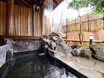 *【貸切露天／もみじの湯】お子様や妊婦さんにも優しい、さらりとした泉質。
