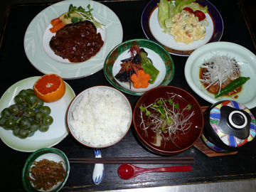 *【夕食一例（冬季）】家庭的な和定食をご用意致します・お料理内容は通常よりお手頃な内容です