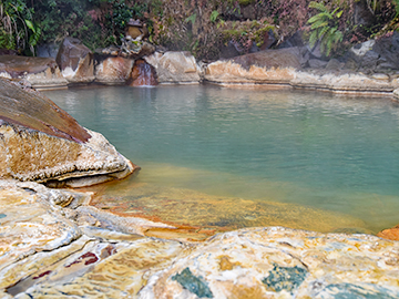 *【露天風呂：女湯】源泉かけ流しの温泉は、24時間利用可能！