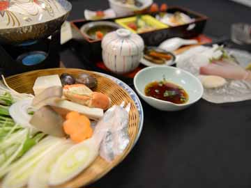 【ご夕食一例】八代海でとれる新鮮な魚介類をメインに、旬の食材を使ったひと手間加えたお料理が並びます。