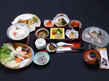 【ご夕食一例】八代海でとれる新鮮な魚介類をメインに、旬の食材を使用した女将の手作り料理。