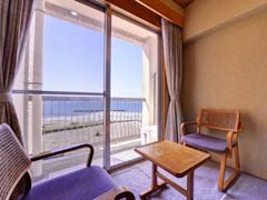 *和室8畳（客室一例）/窓辺に座り寄せる波を見ながら、のんびりとした休日をお過ごし下さい。