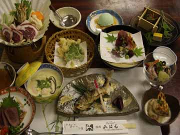 【ご夕食一例】地元の素材を中心とした和食をご用意いたします。