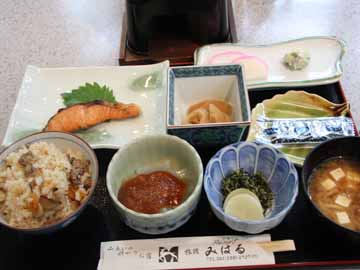 【ご朝食一例】釜飯・お味噌汁・焼き魚などの和定食をご提供いたします。