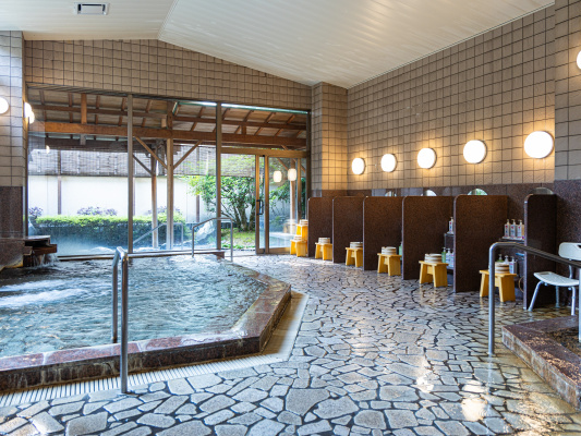 *大浴場/身体の免疫力・自然治癒力を高めるラドン。肩までゆっくり浸かり、日頃の疲れを解しましょう。