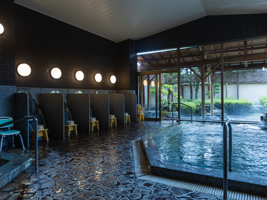 *大浴場/身体の免疫力・自然治癒力を高めるラドン。肩までゆっくり浸かり、日頃の疲れを解しましょう。