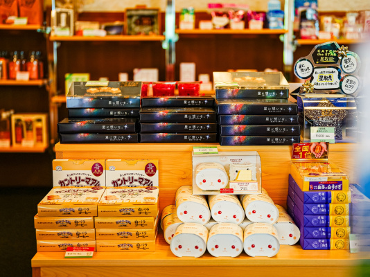 *【売店】地元の美味や特産品が豊富！ゆったりとお買い物をお楽しみください。