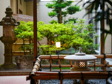 *【和室一例】伝統的な和の趣と洗練されたモダンデザインが調和したお部屋。
