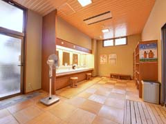 *脱衣処（男湯）/清潔感がある、ゆったり広々とした脱衣スペース。