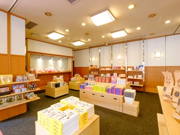 *【売店】地元の美味や特産品が豊富！ゆったりとお買い物をお楽しみください。