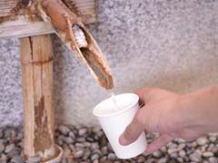 *リラックスコーナー/飲水もOK！治癒力に優れた温泉で鋭気を養いましょう。