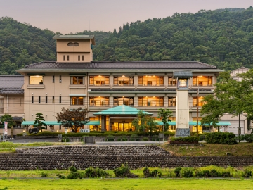 *【外観】三徳川沿いに佇む公共の宿 世界屈指のラドン泉を有する三朝温泉　渓泉閣