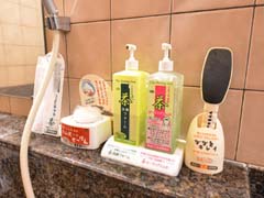*家族風呂（浴室アメニティ）/試してみたいスキンケアが並んでいます。