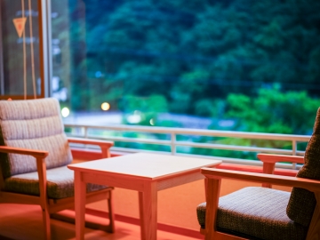 *【和室一例】窓から見える山々の緑が美しく、ゆったりお過ごしいただけます。