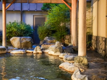 *【露天風呂】温かい湯船に浸かりながら、自然のぬくもりに心癒されるひと時。
