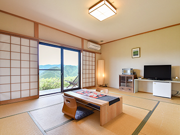 *【和室10畳】“木の国”とも呼ばれる紀州の木材を使用。室内で森林浴が楽しめます