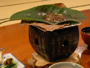 飛騨名物「朴葉みそ」