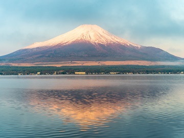 *日の出の富士山と山中湖