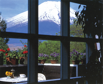 *山中湖の別荘地、全6室のホテルでごゆっくり。3階パブリックフロアからは雄大な富士山を展望頂けます。