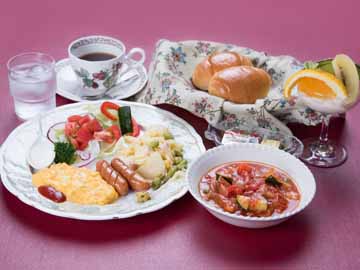 *朝食一例。ご飯派の方もパン派の方も喜ぶ、パンとリゾット両方お出ししています。