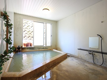 大浴場。当館のお湯は高濃度の炭酸ガスを含む温泉♪様々な症状に効果が期待できます！