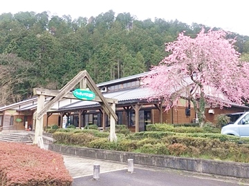 *【外観】花や雪など、季節の訪れを感じさせてくれます。