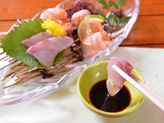 *お夕食一例（お造り）/新鮮な海の幸を彩り豊かに盛り付けました。