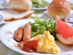 *ご朝食一例（洋食）/ふわふわのスクランブルエッグにパン＆コーヒー。定番だからこそ美味しい朝食。
