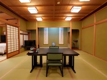 【★蘭石亭】檜の香りに満たされた客室のお風呂はもちろん天然温泉。（客室一例）