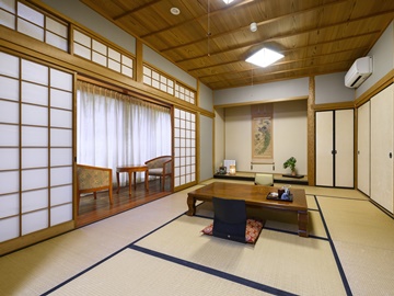 【富士/離れ】四季の彩りを感じられる寛ぎの客室。庭園を眺めながら優雅なひと時を。（客室一例）