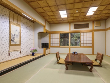 【富士/離れ】四季の彩りを感じられる寛ぎの客室。庭園を眺めながら優雅なひと時を。（客室一例）
