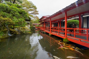 *中庭（日本庭園）/約4000坪の敷地内に広がる日本庭園。回廊から望む景観は絶景そのもの。