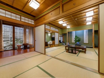 【蘭石亭】四季の彩りを感じられる寛ぎの客室。庭園を眺めながら優雅なひと時をお過ごし下さい（客室一例）