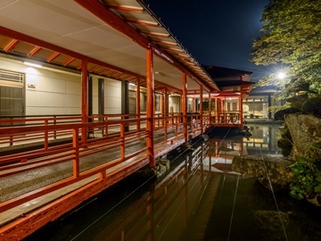 幻想的な回廊が織りなす、優雅な夜の時間。明かりに包まれた風景を、ゆったりとお楽しみください。