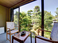 *別邸（客室一例）/頬をなでる心地よい風と緑豊かな日本庭園。都会の喧騒から離れ心和むひと時をお約束。