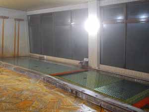 大浴場は天然温泉加水なしのお湯が24時間、いつでも入浴していただけます。