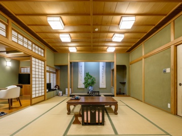 【蘭石亭】四季の彩りを感じられる寛ぎの客室。庭園を眺めながら優雅なひと時をお過ごし下さい（客室一例）