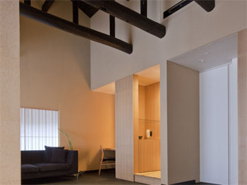 【弦のお部屋】壁と床には白竹をあしらい、梁の天井が特徴的な「弦」