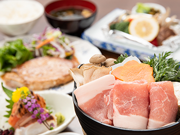 夕食一例：お客様からも好評！ボリューム満点のお食事を召し上がれ★