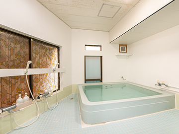 大浴場（男性用）：体を動かした後はお風呂でリフレッシュ。浴槽は一度に4～5名程入れる大きさでゆったり