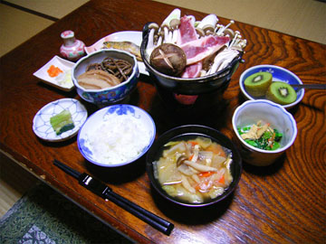 *夕食一例／旬のもの、地ものを使った手作りのお料理が並びます。