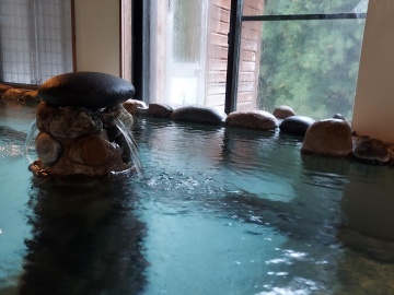 *おくの湯／ぬるま湯のラジウム温泉でゆったりご入浴ください。